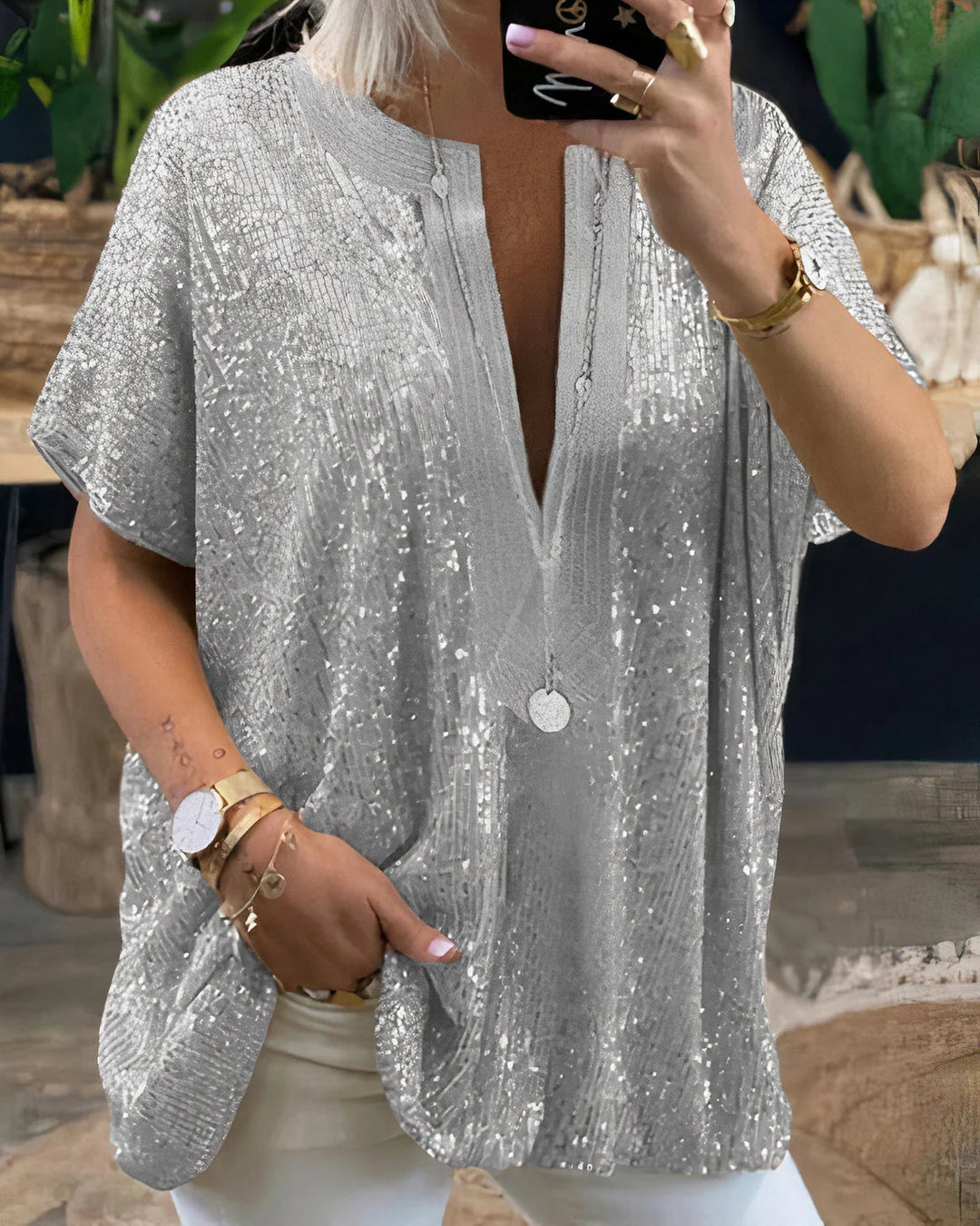 Vrouwen | V-hals blouse met subtiele pailletten en rechte pasvorm