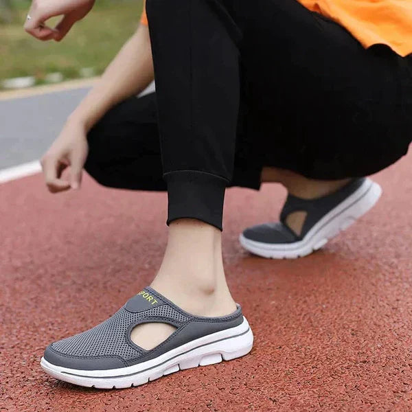 Mannen | Slippers met subtiele open zijkanten en rechte pasvorm
